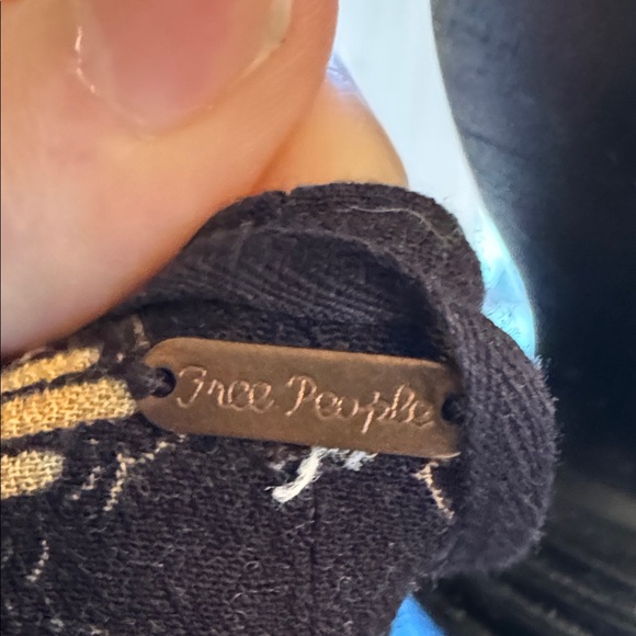 Free People Catch Me If You Can - Black and Gold Patterned Crop Top - NWOT - Picture 2 of 7